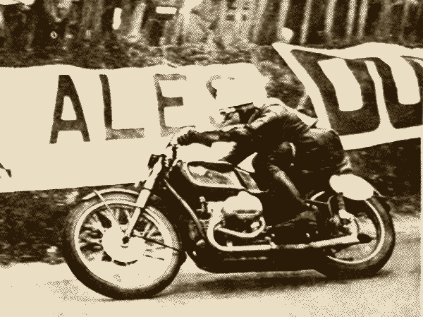 1939マン島 Senior TT 500 クラスでは Super Charger 付 Kompressor Model を駆って Georg Meier が平均時速 145.2Km で優勝。